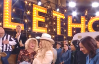 Sophie Davant fait une chute en plein direct lors de la soirée de lancement du Téléthon, vendredi 5 décembre 2025 sur France 3.