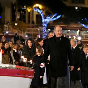 Le prince Albert II de Monaco, sa femme la princesse Charlene de Monaco, leurs enfants le prince héréditaire Jacques, marquis des Baux, la princesse Gabriella, comtesse de Carladès, sont au Quai Antoine 1er au port Hercule pour le traditionel embrasement de la barque. © Bruno Bebert / Bestimage