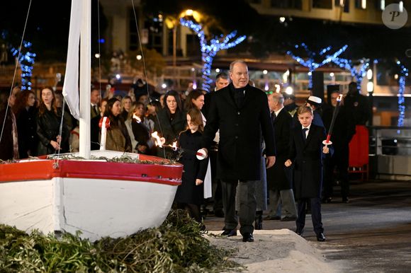 Le prince Albert II de Monaco, sa femme la princesse Charlene de Monaco, leurs enfants le prince héréditaire Jacques, marquis des Baux, la princesse Gabriella, comtesse de Carladès, sont au Quai Antoine 1er au port Hercule pour le traditionel embrasement de la barque. © Bruno Bebert / Bestimage
