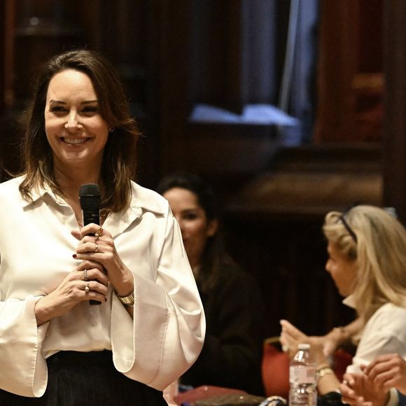 Exclusif - Julia Vignali (présentatrice) - Les acheteurs de l'émission télévisée "Affaire conclue" se mobilisent une fois de plus pour aider les enfants vivant sous le seuil de pauvreté lors de la vente aux enchères "Affaire for Life" organisée au profit de "Viva for Life" à l'hôtel de ville Bruxelles en Belgique le 29 novembre 2025. © Didier Lebrun / Photonews /Bestimage