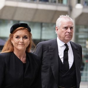 Sarah Ferguson est dans la tourmente, entrainant le prince Andrew avec elle.

Sarah, duchesse d'York et le prince Andrew arrivent à la messe de requiem pour la duchesse de Kent, à la cathédrale de Westminster, au centre de Londres. © Jordan Pettitt/PA Wire/ABACAPRESS.COM
