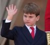 le prince Louis a continué son petit spectacle en imitant son grand-père Charles qui saluait la foule.

Le prince Louis de Galles - Les membres de la famille royale britannique au balcon de Buckingham Palace lors de la cérémonie Trooping the Colour à Londres, le 14 juin 2025. Affecté par le crash du Boeing 787 Dreamliner à Ahmedabad du 12 juin, le souverain et les officiels porteront un brassard noir en hommage aux plus de 270 victimes. Bon nombre d'elles étaient des ressortissants britanniques.
© James Whatling / Bestimage