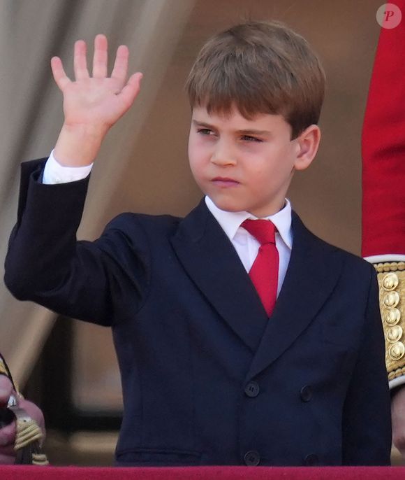 le prince Louis a continué son petit spectacle en imitant son grand-père Charles qui saluait la foule.

Le prince Louis de Galles - Les membres de la famille royale britannique au balcon de Buckingham Palace lors de la cérémonie Trooping the Colour à Londres, le 14 juin 2025. Affecté par le crash du Boeing 787 Dreamliner à Ahmedabad du 12 juin, le souverain et les officiels porteront un brassard noir en hommage aux plus de 270 victimes. Bon nombre d'elles étaient des ressortissants britanniques.
© James Whatling / Bestimage