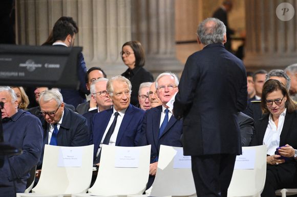 Jean-Marc Ayrault, Dominique de Villepin, l'ancien Premier ministre français Michel Barnier, le ministre français de la Justice sortant Gerald Darmanin et l'ancien Premier ministre français François Bayrou lors de la cérémonie d'intronisation de Robert Badinter, ancien ministre de la Justice, au Panthéon à Paris, France, le 9 octobre 2025. Robert Badinter, ancien avocat et ministre français de la Justice, célèbre pour son combat contre la peine de mort, dont il a soutenu l'abolition en 1981, repose au Panthéon lors d'une cérémonie solennelle présidée par le Président de la République française le 9 octobre 2025, date anniversaire de la promulgation de la loi abolissant la peine de mort, dont il est l'auteur. Photo par Eliot Blondet/ABACAPRESS.COM