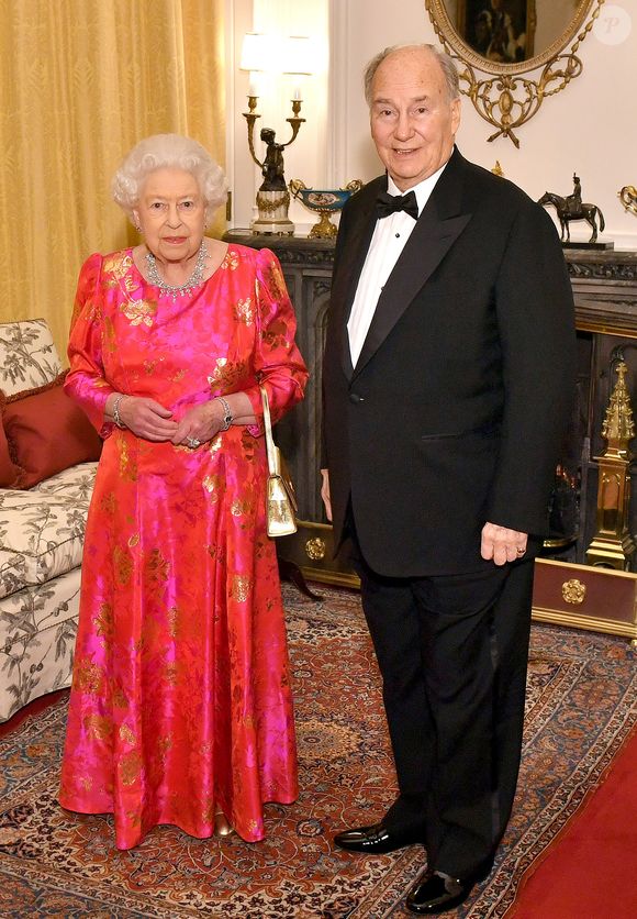 La reine Élisabeth II et l'Aga Khan dans l'Oak Room du château de Windsor avant qu'elle n'organise un dîner privé en l'honneur du jubilé de diamant de son leadership en tant qu'imam de la communauté musulmane chiite ismaélienne.  Alpha / Bestimage