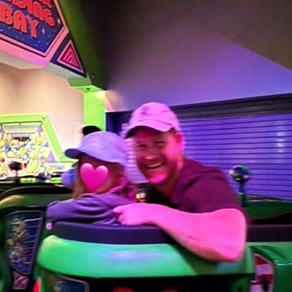 Le prince Harry révèle que Space Mountain est son attraction préférée dans les parcs d'attractions – grâce à la princesse Diana –, lors de son apparition avec son épouse Meghan Markle dans l'émission spéciale d'ABC célébrant le 70e anniversaire de Disneyland. Photo par Backgrid UK/ Bestimage
