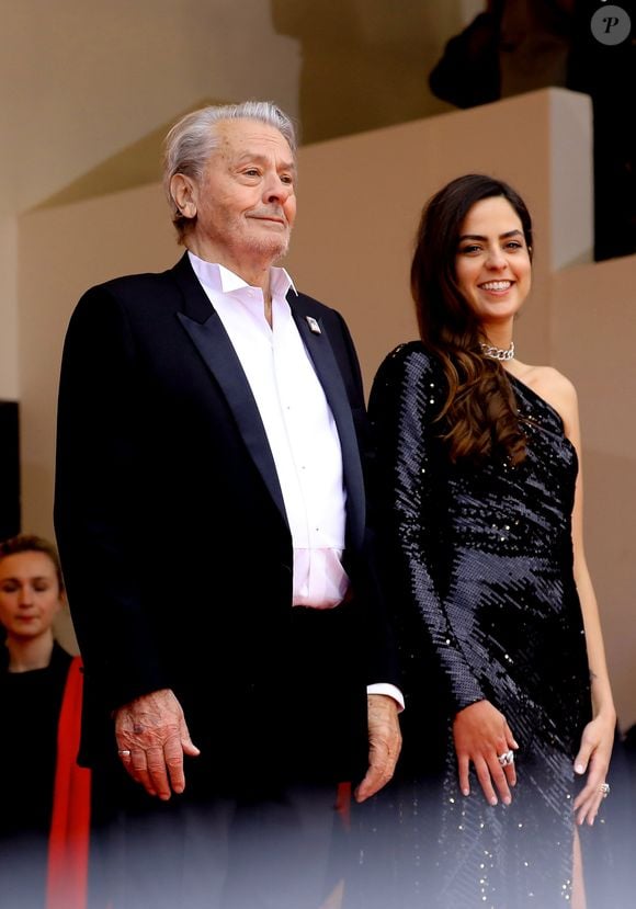 Alain Delon (avec un badge Paris Match d'une ancienne couverture du magazine titrant "Alain Delon, mes deux amours, Rosalie et Anouchka) et sa fille Anouchka Delon (Robe Elie Saab) - Montée des marches du film "A Hidden Life" lors du 72ème Festival International du Film de Cannes. Le 19 mai 2019
© Jacovides-Moreau / Bestimage