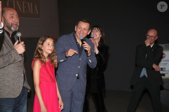 Exclusif - Prix Spécial - Présentation du film (dans 4 salles) par Kad Merad, Dany Boon (réalisateur du film) avec sa fille Sarah qu’il a fait jouer dans le film et Charlotte Gainsbourg  - Avant-première du film "La Vie pour de vrai" au cinéma Pathé Wepler à Paris le 18 avril 2023. © Bertrand Rindoff / Bestimage