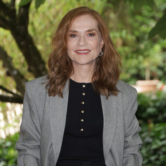 Isabelle Huppert au photocall du film "La Femme la plus riche du monde" lors de la 18ème édition du Festival du Film Francophone de Angoulême (FFA), France, le 26 août 2025. © Coadic Guirec/Bestimage