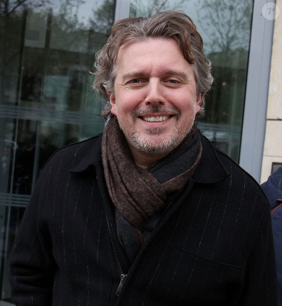 Exclusif - Alex Vizorek à la sortie des studios de RTL à Neuilly-sur-Seine, le 31 mars 2026.
© PsnewZ / Bestimage
