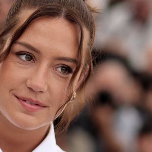 Toujours naturelle et pleine d’autodérision, la comédienne incarne plus que jamais la femme moderne : celle qui est bien dans son corps. 

Adèle Exarchopoulos - Photocall du film "L'Amour Ouf" (Beating Hearts / Compétition) lors du 77ème Festival International du Film de Cannes (14 - 25 mai 2024), le 24 mai 2024. 
© Jacovides / Moreau / Bestimage