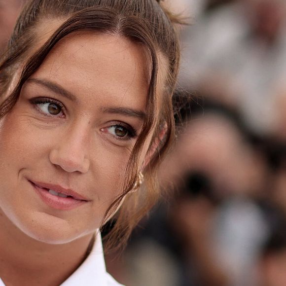 Toujours naturelle et pleine d’autodérision, la comédienne incarne plus que jamais la femme moderne : celle qui est bien dans son corps. 

Adèle Exarchopoulos - Photocall du film "L'Amour Ouf" (Beating Hearts / Compétition) lors du 77ème Festival International du Film de Cannes (14 - 25 mai 2024), le 24 mai 2024. 
© Jacovides / Moreau / Bestimage