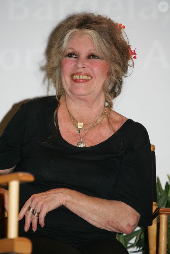Brigitte Bardot lors de la 6ème édition du Festival de la fiction TV à Saint-Tropez, le 18 septembre 2004. 

© Frédéric Piau/Bestimage