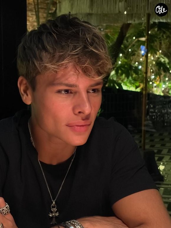Cameron entame d’ailleurs sa dernière année de cursus.

Cameron Smet, fils de David Hallyday et Alexandra Pastor sur Instagram.