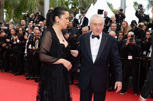 Ils se sont rencontrés en 2015, sur le tournage du film "Le nouveau stagiaire". 

Tiffany Chen et son compagnon Robert De Niro - Montée des marches du film « Partir un jour » pour la cérémonie d’ouverture du 78ème Festival International du Film de Cannes, au Palais des Festivals à Cannes. Le 13 mai 2025
© Olivier Borde / Bestimage