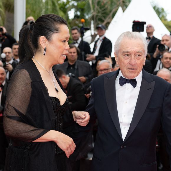 Ils se sont rencontrés en 2015, sur le tournage du film "Le nouveau stagiaire". 

Tiffany Chen et son compagnon Robert De Niro - Montée des marches du film « Partir un jour » pour la cérémonie d’ouverture du 78ème Festival International du Film de Cannes, au Palais des Festivals à Cannes. Le 13 mai 2025
© Olivier Borde / Bestimage