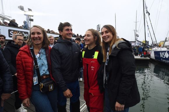 Sa sœur, prénommée Rose, était notamment présente, tout comme le reste de sa famille et de ses proches

Violette Dorange, 23 ans, la plus jeune navigatrice du Vendée Globe lors du départ du Vendée Globe 2024-2025, 10ème édition de la course autour du monde en solitaire et sans escale, le 10 novembre 2024 aux Sables-d'Olonne, France. Photo par Franck Castel/ABACAPRESS.COM