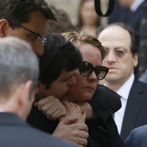 Cendrine Dominguez avec son fils Léo - Sorties des obsèques de Patrice Dominguez en la basilique Sainte Clotilde à Paris. Le 16 avril 2015
© Jacovides - Clovis / Bestimage
