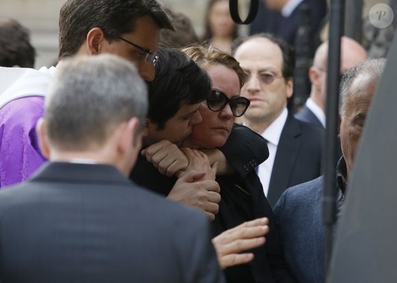 Cendrine Dominguez avec son fils Léo - Sorties des obsèques de Patrice Dominguez en la basilique Sainte Clotilde à Paris. Le 16 avril 2015
© Jacovides - Clovis / Bestimage