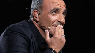Nikos Aliagas surpris dans La Chanson secrète sur TF1, avec deux candidates de la Star Academy et Julia Vignali présente pour Kad Merad