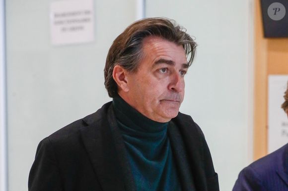 Le chef cuisinier Yannick Alléno à la sortie de la salle d'audience - Mort d'Antoine Alléno (fils du chef cuisinier Yannick Alléno) en 2022 : Le chauffard (Francky D.) reconnu coupable d'homicide involontaire et condamné à 7 ans de prison assorties d'un mandat de dépôt différé, au tribunal correctionnel de Paris, France, le 28 novembre 2024. Franky D., 27 ans, était accusé d'avoir percuté Antoine Alléno, en mai 2022 à Paris. Sans permis, il était ivre au volant d'une puissante Audi volée. Il a été condamné pour homicide involontaire. © Christophe Clovis/Bestimage