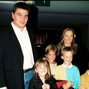 David Douillet, son épouse Valérie et leurs enfants - salon de l'automobile à Paris le 24 septembre 1998