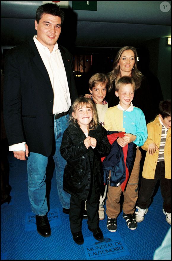 David Douillet, son épouse Valérie et leurs enfants - salon de l'automobile à Paris le 24 septembre 1998