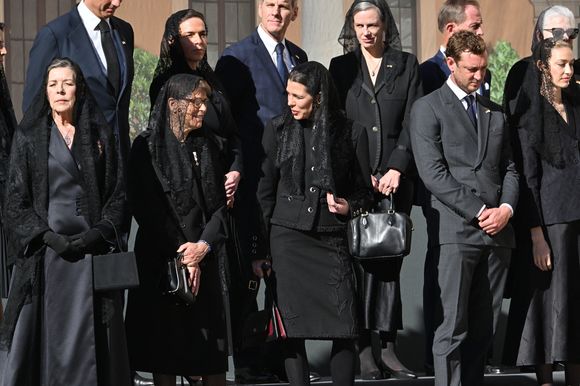 La princesse Caroline de Hanovre, la princesse Stéphanie de Monaco, Charlotte Casiraghi, Pierre Casiraghi et Béatrice Borromeo - Cérémonie de bienvenue pour le Pape Léon XIV au Palais Princier de Monaco suivie de la visite de courtoisie - Visite historique du pape Léon XIV à Monaco le 28 mars 2026.
© Bruno Bebert - Dominique Jacovides / Bestimage