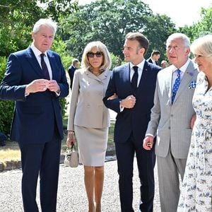 Un luxueux coffret d’aquarelle gravé au nom de Charles III et un panier de gourmandises françaises ont complété cet échange de présents très personnels.

Déambulation d'Emmanuel Macron, président de la République Française, et de la Première dame Brigitte Macron, dans les jardins du château de Windsor avec le roi Charles III d'Angleterre et Camilla Parker Bowles, reine consort, le 9 juillet 2025. 
© Jeanne Accorsini / Pool / Bestimage