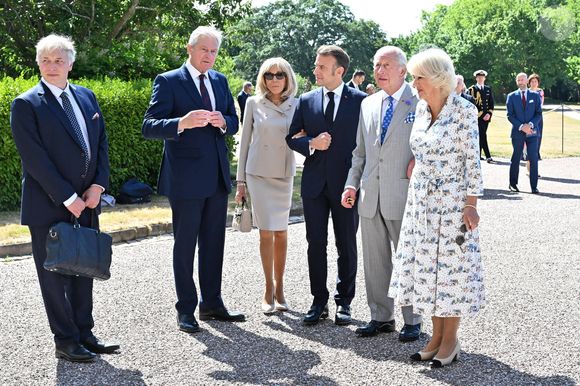 Un luxueux coffret d’aquarelle gravé au nom de Charles III et un panier de gourmandises françaises ont complété cet échange de présents très personnels.

Déambulation d'Emmanuel Macron, président de la République Française, et de la Première dame Brigitte Macron, dans les jardins du château de Windsor avec le roi Charles III d'Angleterre et Camilla Parker Bowles, reine consort, le 9 juillet 2025. 
© Jeanne Accorsini / Pool / Bestimage