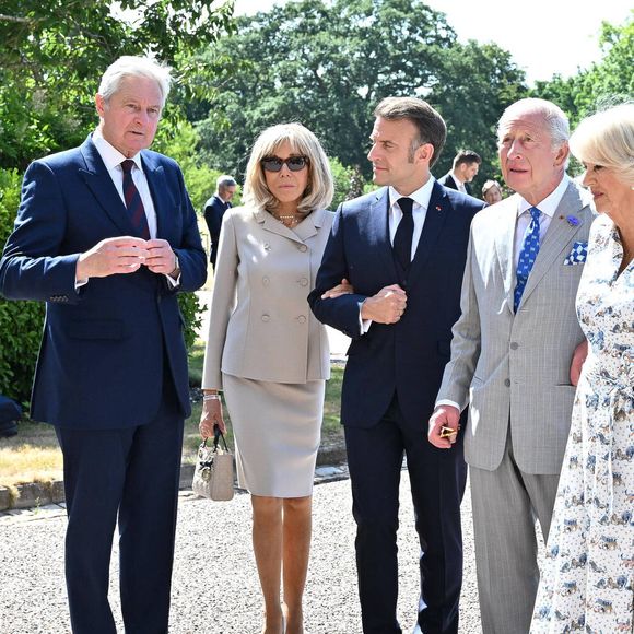 Un luxueux coffret d’aquarelle gravé au nom de Charles III et un panier de gourmandises françaises ont complété cet échange de présents très personnels.

Déambulation d'Emmanuel Macron, président de la République Française, et de la Première dame Brigitte Macron, dans les jardins du château de Windsor avec le roi Charles III d'Angleterre et Camilla Parker Bowles, reine consort, le 9 juillet 2025. 
© Jeanne Accorsini / Pool / Bestimage