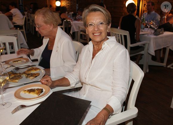 Michèle Alliot-Marie dîne dans le restaurant de Mamo, "Le Michelangelo" à Antibes le 9 aout 2011. Franck Fernandes / Nice Matin / Bestimage
