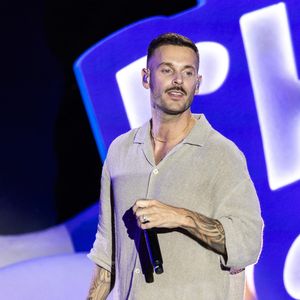 Exclusif - M. Pokora, arborant un nouveau look, une moustache et une nouvelle coupe, pour le tournage d'un film cet été dont l'action va se dérouler dans les années 40 - Enregistrement de l'émission "L'humour à la plage" pour la 2eme édition du festival de Juan les Pins à la pinède Gould le 27 juin 2025. © Bruno Bebert / Bestimage