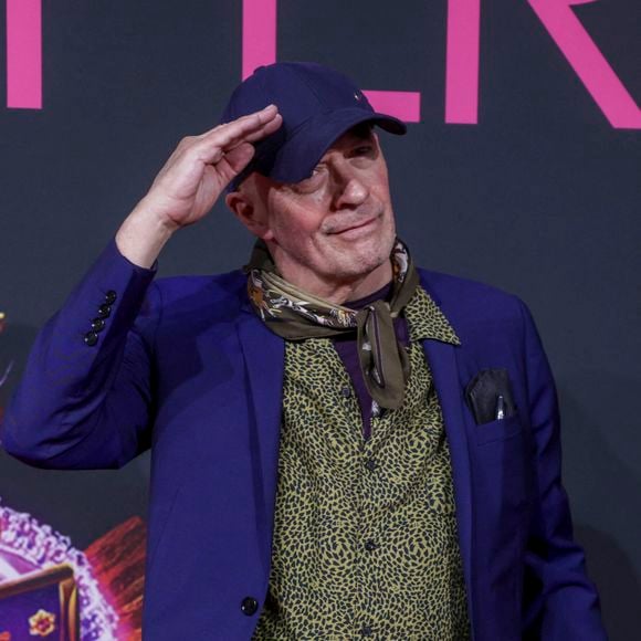 Il a désavoué son actrice principale suite à l'exhumation de tweets racistes et islamophobes qu'elle avait postés. 

Le réalisateur Jacques Audiard au photocall de la première du film Emilia Perez à Mexico le 15 janvier 2025. © Agence / Bestimage