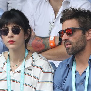 "C'est un papa très présent. Lui et ma maman m'ont beaucoup épaulée. Je n'aurais pas pu faire cette série sans eux".

Nolwenn Leroy et son compagnon Arnaud Clément dans les tribunes des Internationaux de France de Tennis de Roland Garros à Paris, le 10 juin 2018. © Dominique Jacovides - Cyril Moreau/Bestimage