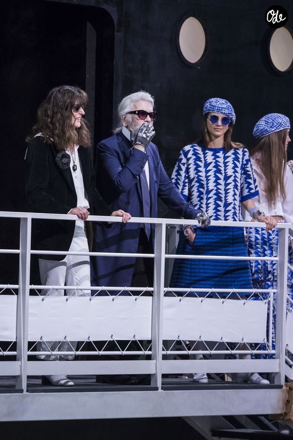Ensuite, durant plus de trente ans, la créatrice a œuvré avec passion dans l'ombre puis dans la lumière pour faire rayonner la griffe de luxe.   

Karl Lagerfeld et Virginie Viard - Défilé croisière Chanel au Grand Palais à Paris le 3 mai 2018. 

© Olivier Borde/Bestimage