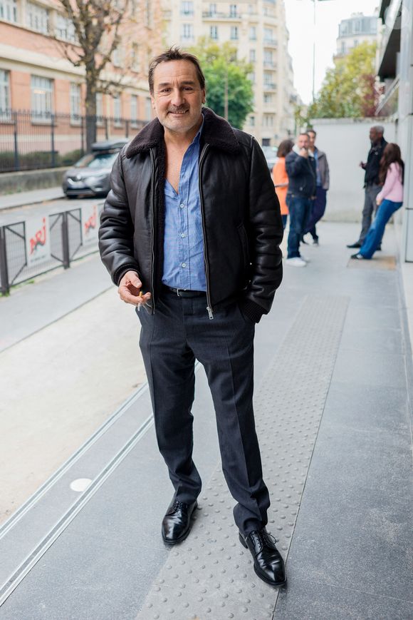 Exclusif - Gilles Lellouche arrive pour la promotion de son dernier film "Chien 51" dans les studios de NRJ pour l'émission de radio sur Camille Combal sur NRJ à Paris, France, le 13 octobre 2025. © Julien Sarkissian/Bestimage