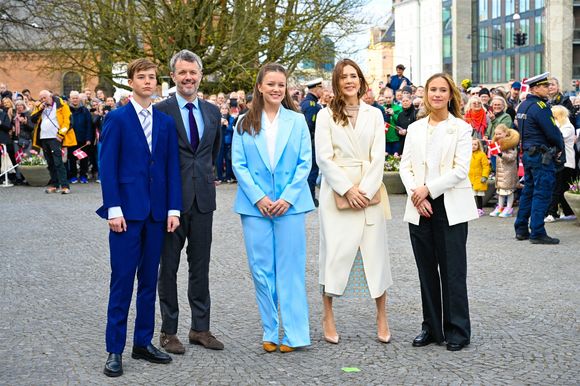 Des festivités célébrées comme il se doit lors de plusieurs événements autour de la date exacte : le 21 avril
Le roi Frederik et la reine Mary de Danemark et leurs enfants célèbrent le 18ème anniversaire de la princesse Isabella de Danemark à l'Hôtel de Ville d'Aaarhus, le 11 avril 2025. Le prince Christian de Danemark, le prince Vincent de Danemark et la princesse Josephine de Danemark étaient également présents. Backgrid USA / Bestimage