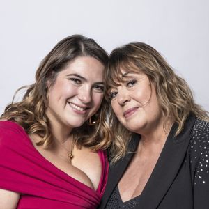 Rare cliché de Michèle Bernier avec les enfants de sa fille, Charlotte

Exclusif - Charlotte Gaccio et sa mère Michèle Bernier - Studio - Enregistrement de l'émission "La chanson secrète", présentée par N.Aliagas et diffusée le 29 décembre sur TF1
© Guillaume Gaffiot-Cyril Moreau / Bestimage