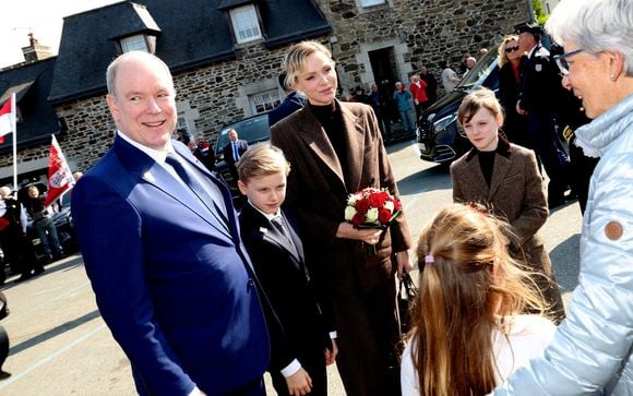 Le prince Albert II de Monaco, La princesse Charlène de Monaco, Le prince Jacques de Monaco, marquis des Baux, La princesse Gabriella de Monaco, comtesse de Carladès lors d'une visite à Matignon le 9 avril 2025. © Dominique Jacovides / Bestimage
