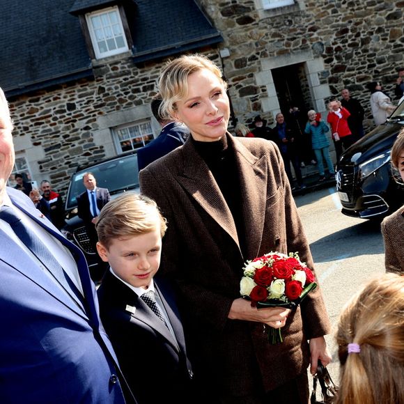 Le prince Albert II de Monaco, La princesse Charlène de Monaco, Le prince Jacques de Monaco, marquis des Baux, La princesse Gabriella de Monaco, comtesse de Carladès lors d'une visite à Matignon le 9 avril 2025. © Dominique Jacovides / Bestimage