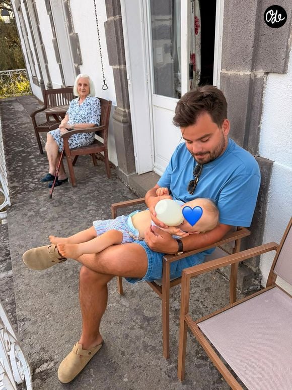 Gauthier Le Bret en vacances en Corse en août 2026, avec sa femme Eloïse et leur fils Marcel.

Instagram Gauthier Le Bret