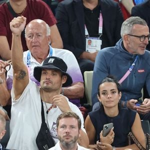 Florent Manaudou et sa compagne Lola Duménil - Les célébrités en tribunes pendant l'épreuve de basketball de Demi-Finale opposant la France à l'Allemagne lors des Jeux Olympiques de Paris 2024 (JO) à l'Arena Bercy, à Paris, France, le 8 août 2024. © Jacovides-Perusseau/Bestimage