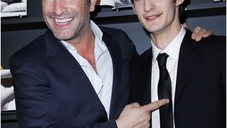 Pierre Niney y tient plus que tout ! Cet objet "le plus cliché" que lui a offert Jean Dujardin et qu'il emporte partout avec lui