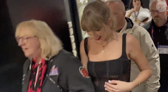 Taylor Swift ne peut contenir sa joie alors qu'elle quitte la suite de l'Allegiant Stadium bras dessus bras dessous avec 'Mama Kelce' et se dirige vers le terrain pendant le Super Bowl LVIII à Las Vegas. Jason Kelce et son père Ed Kelce sont derrière eux.
Backgrid USA / Bestimage
