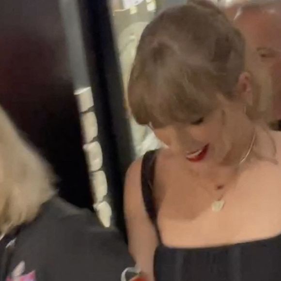 Taylor Swift ne peut contenir sa joie alors qu'elle quitte la suite de l'Allegiant Stadium bras dessus bras dessous avec 'Mama Kelce' et se dirige vers le terrain pendant le Super Bowl LVIII à Las Vegas. Jason Kelce et son père Ed Kelce sont derrière eux.
Backgrid USA / Bestimage