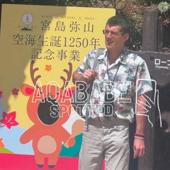Samedi 26 avril, Aqababe a franchi une nouvelle étape en publiant une photo montrant un homme ressemblant à Dupont de Ligonnès devant une pancarte asiatique.


Photo du "présumé" Xavier Dupont de Ligonnès en Asie sur les réseaux sociaux d'Aqababe.