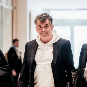 Stéphane Plaza arrive avec ses avocats Carlo Alberto Brusa et Hélène Plumet pour le verdict de son  procès pour violences sur deux anciennes compagnes, à Paris, France, le 18 février 2025.© Chrstophe Clovis/Bestimage