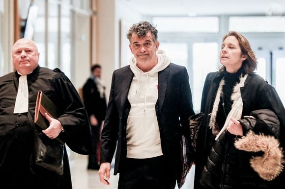 Stéphane Plaza arrive avec ses avocats Carlo Alberto Brusa et Hélène Plumet pour le verdict de son  procès pour violences sur deux anciennes compagnes, à Paris, France, le 18 février 2025.© Chrstophe Clovis/Bestimage