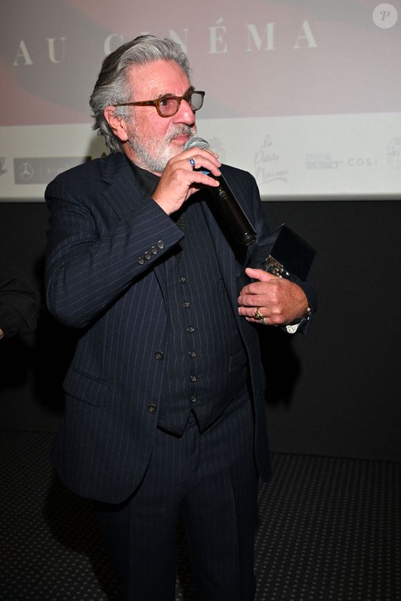 Daniel Auteuil a reçu son prix au cinéma Pathé Gare du Sud, lors de la 6ème édition du festival Cinéroman à Nice le 4 octobre 2024. Le festival Cinéroman, qui se tient à Nice jusqu'au 5 octobre, met à l'honneur les films adaptés de romans.
Durant la soirée, Daniel Benoin, le co-fondateur du festival et directeur du théâtre Anthéa à Antibes, a remis le prix Romain Gary à l'acteur Daniel Auteuil pour saluer l'ensemble de sa carrière. Daniel Auteuil était présent à double titre, dans un premier temps pour présenter son film "Le Fil" puis pour participer en compagnie de D.Thompson et V.Perez, à la projection du film culte "La Reine Margot". I.Adjani, ne pouvant être présente, a envoyé un message vidéo.
© Domnique Jacovides - Bruno Bebert / Bestimage